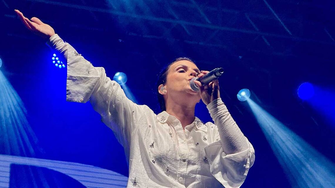 Cerca de 12 mil pessoas prestigiam show gospel com Aline Barros em Timbó