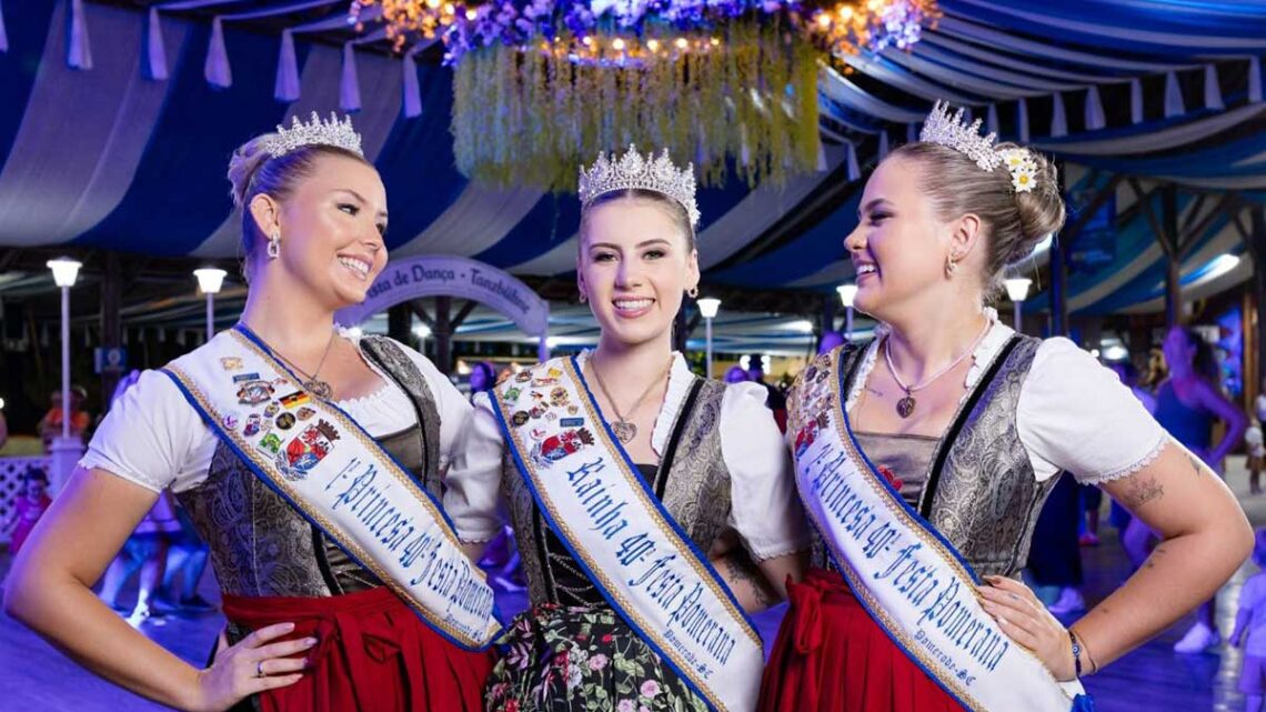 Despedida da 40ª Festa Pomerana tem escolha da realeza, encontro de bandoneon e três desfiles