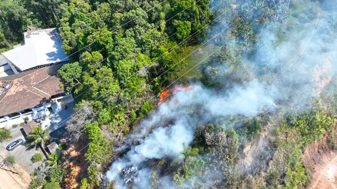 Incêndio em Timbó mobiliza Defesa Civil e Corpo de Bombeiros