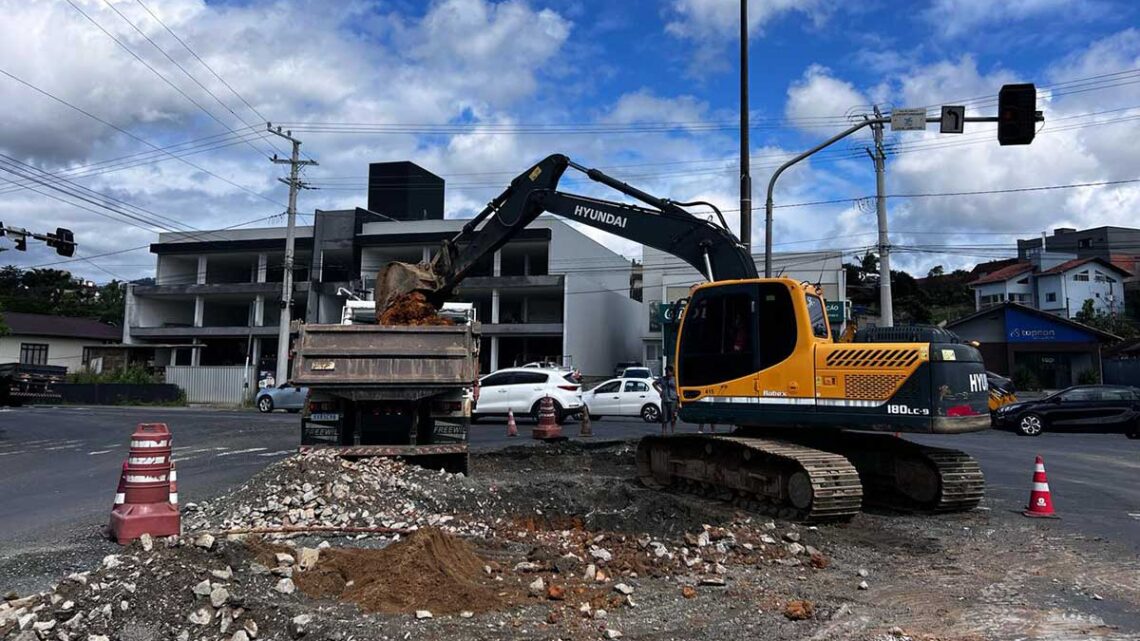 Timbó – Serviço de tubulação na rotatória entre a Rua Blumenau e a Rua Indaial