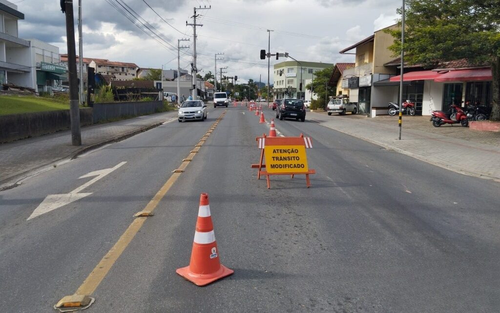 Timbó – Demutran instala sinalização na rotatória entre as ruas Blumenau e Indaial